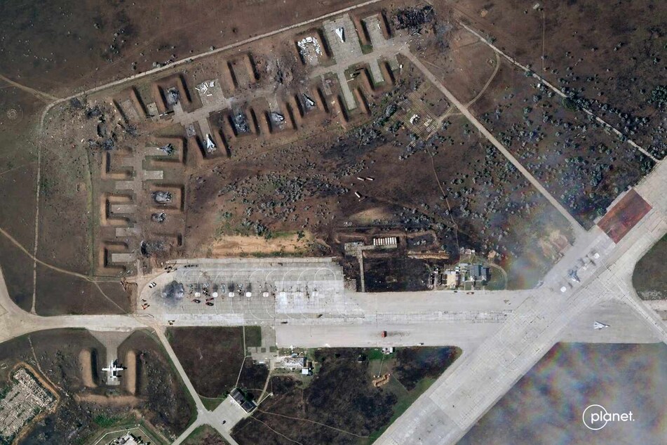 Zerstörte russische Flugzeuge auf dem Luftwaffenstützpunkt Saki nach einer Explosion auf der Krim. Russland besetzte und annektierte völkerrechtswidrig die ukrainische Halbinsel im Frühjahr 2014. (Archivbild)