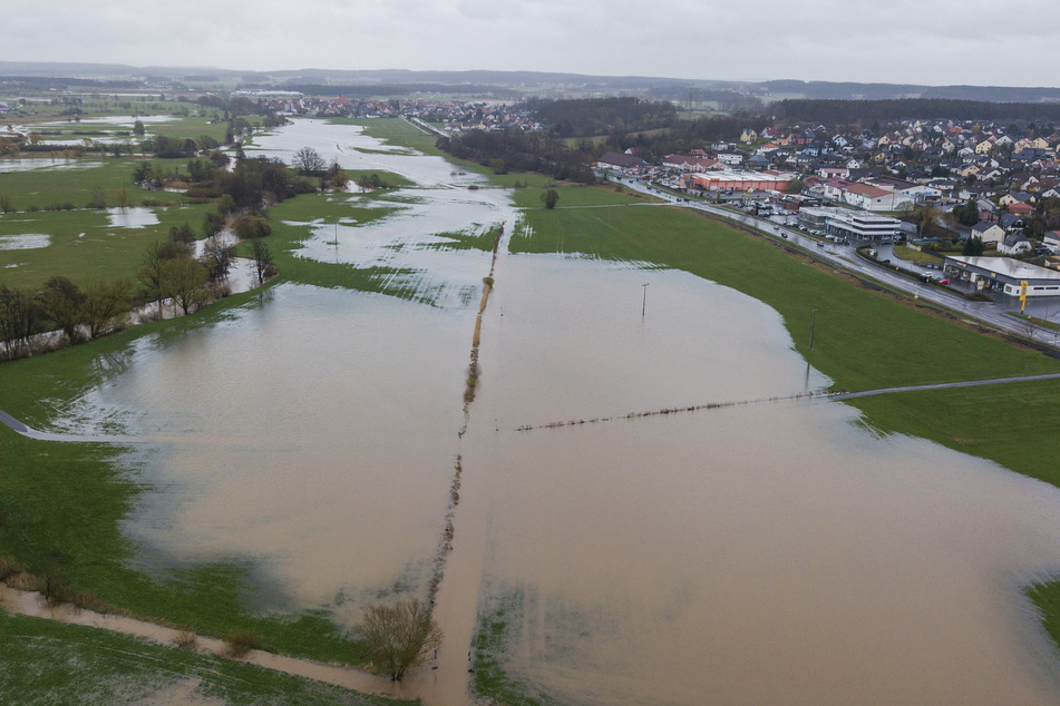 Im Kreis Erlangen-Höchstadt sammelte sich das Wasser auch auf Wiesen und in Parks, wie diese Luftaufnahme zeigt.