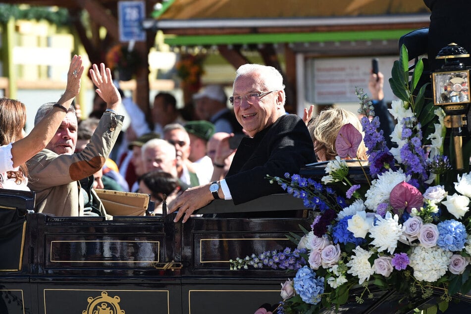 Mittendrin, statt nur Partei: Innenminister Herrmann feiert kurz vor seinem "Runden" die Eröffnung der Wiesn.