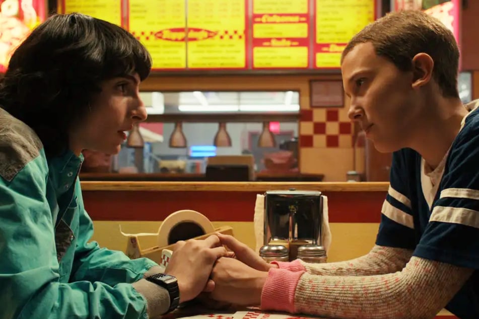 Finn Wolfhard (20, l.) als Mike Wheeler und Millie Bobby Brown (18) als Eleven in "Stranger Things“.
