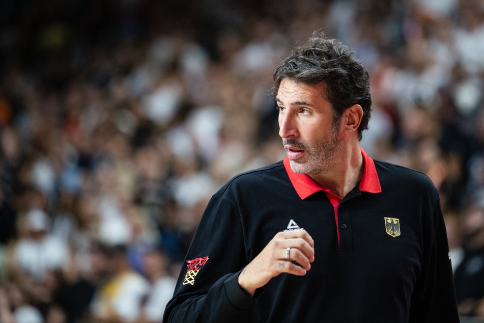 Alex Mumbru (46) verpasst bei seinem ersten Turnier als Basketball-Bundestrainer mindestens das erste Spiel.