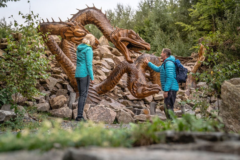 Im Walderlebnisdorf Blockhausen können Kunstwerke aus Holz bestaunt werden.
