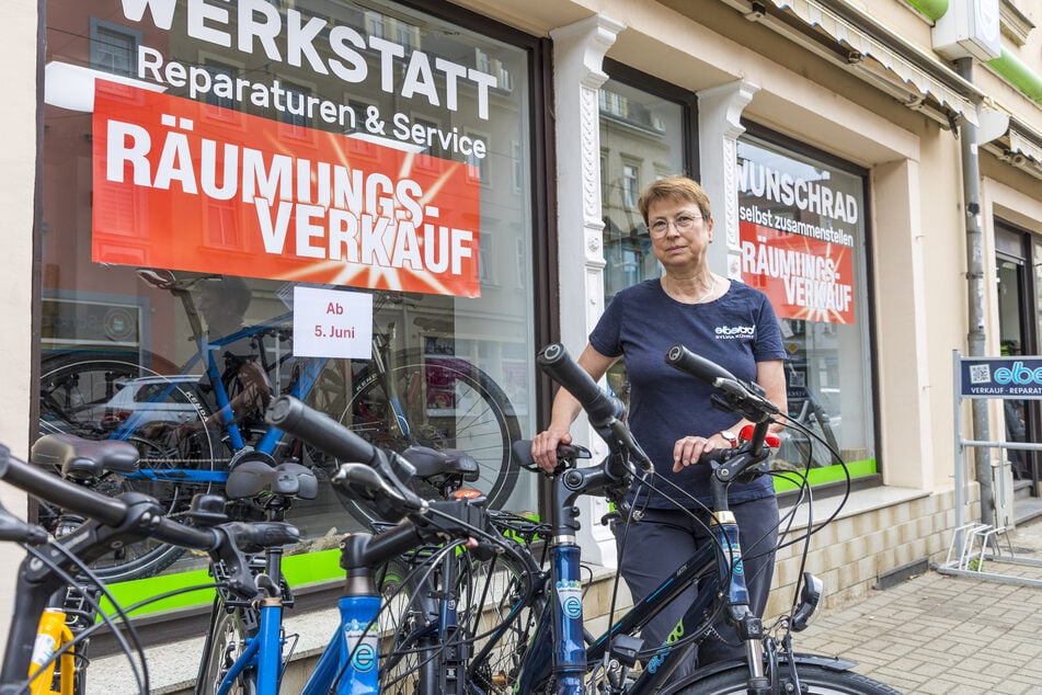 Mit einem Räumungsverkauf und stattlichen Rabatten hofft "elberad"-Inhaberin Sylvia Kührt (61), noch ein paar Fahrradliebhaber anlocken zu können.