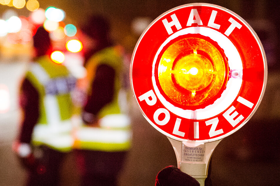 In Leipzig flüchtete am Montag ein 19 Jahre alter Autofahrer vor einer Verkehrskontrolle der Polizei und baute einen Unfall. (Symbolbild)