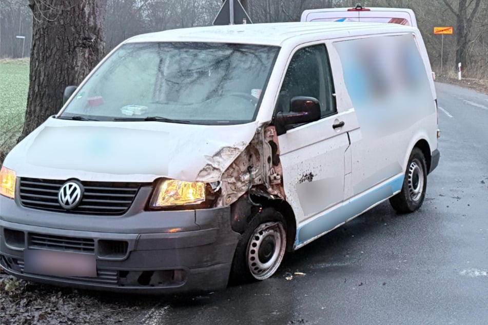 Lieferwagen kracht auf Landstraße gegen Baum: 62-jähriger Fahrer verletzt