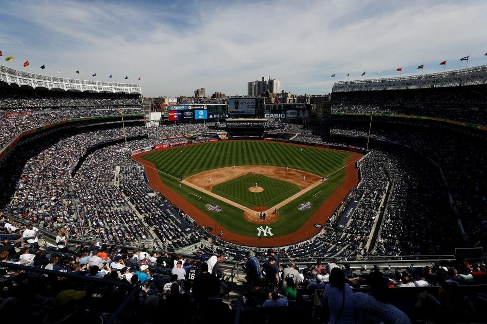 Yankees fans throw down during Reds game in crazy video