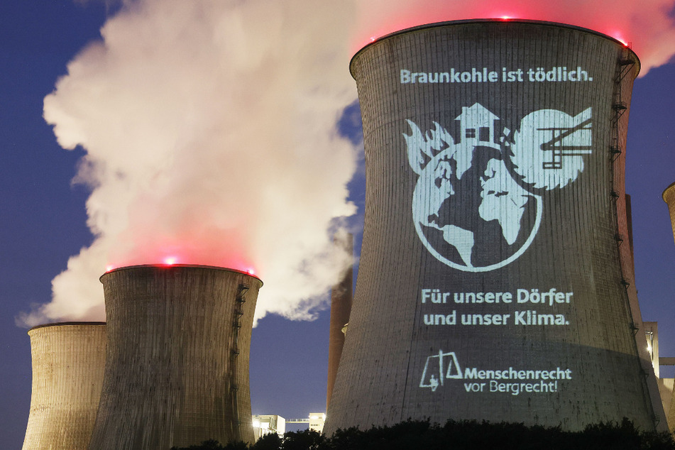 Kohleausstieg: Umweltaktivisten projizieren klare Botschaft auf RWE-Kraftwerk