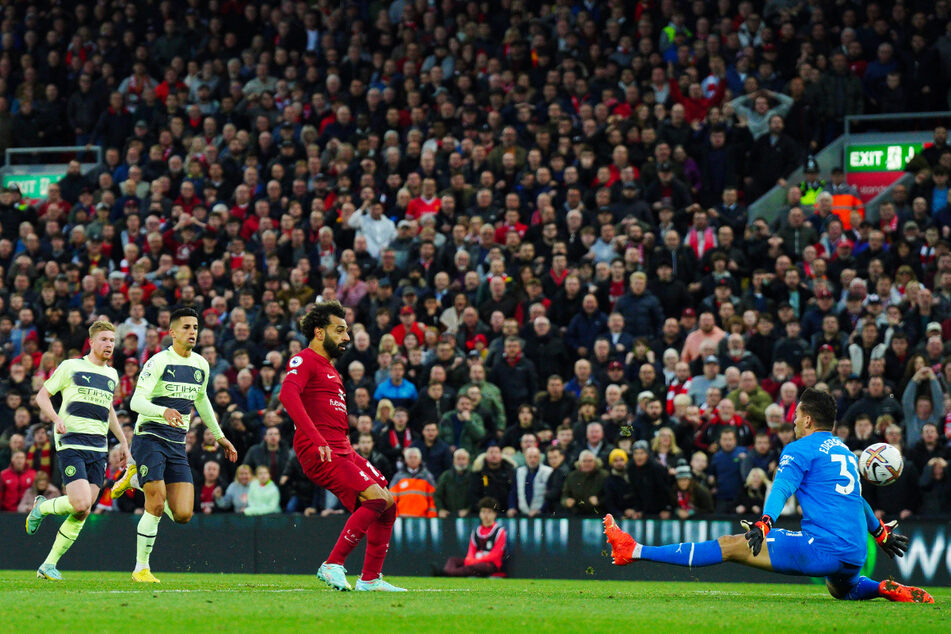 Der goldene Treffer: Liverpool-Stürmer Mohamed Salah (2.v.r.) überwindet City-Keeper Ederson (r.), schießt zum 1:0 für die Reds ein ...