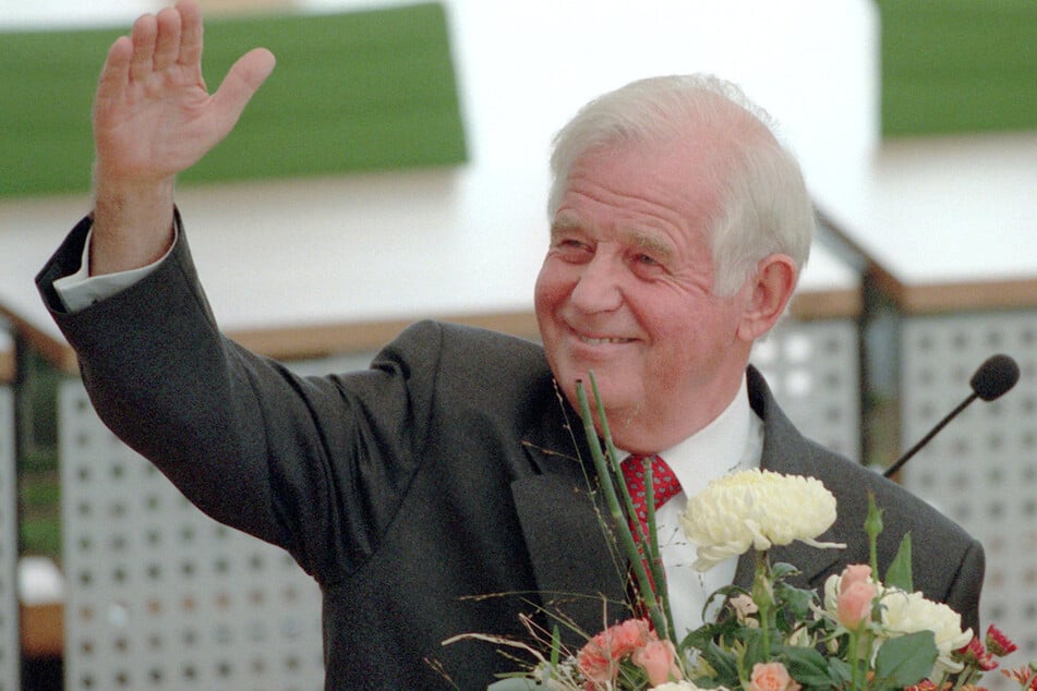 Rückblende ins Jahr 1999. Kurt Biedenkopf hat gerade den Amtseid im sächsischen Parlament abgelegt und winkt seiner Ehefrau zu.