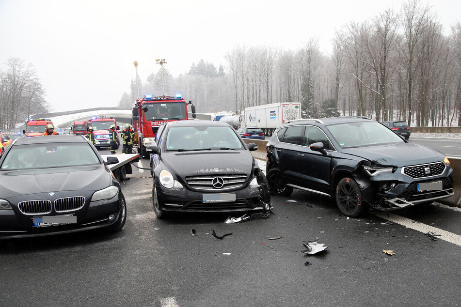 Auf der A3 bei Weibersbrunn kam es am Donnerstagmorgen zu einer heftigen Massenkarambolage, bei der 24 Fahrzeuge verunfallten und zwölf Personen verletzt wurden.