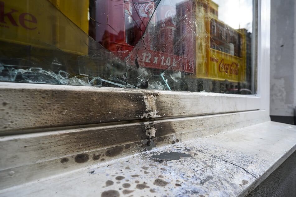 An dem eingeschlagenen Fenster sind Rußspuren zu erkennen.