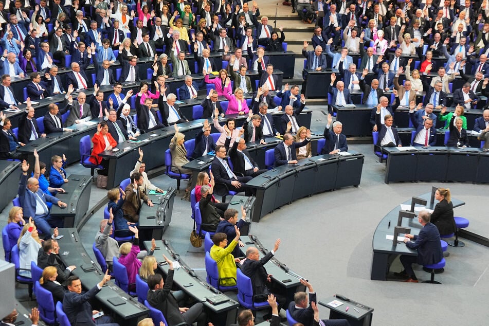 Der Bundestag hat geschlossen für eine Fristverkürzung gestimmt und damit den Weg für den zweiten Wahlgang frei gemacht.