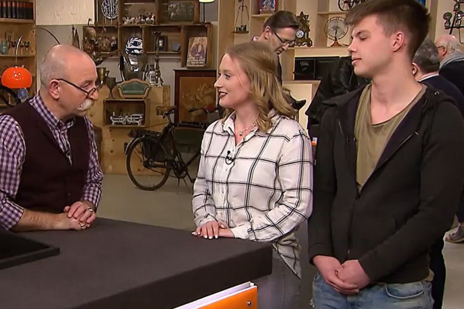 Joanna Baecker und ihr Cousin Cedrik Scherdin möchten ein Schmuck-Set ihrer Oma bei "Bares für Rares" verkaufen.