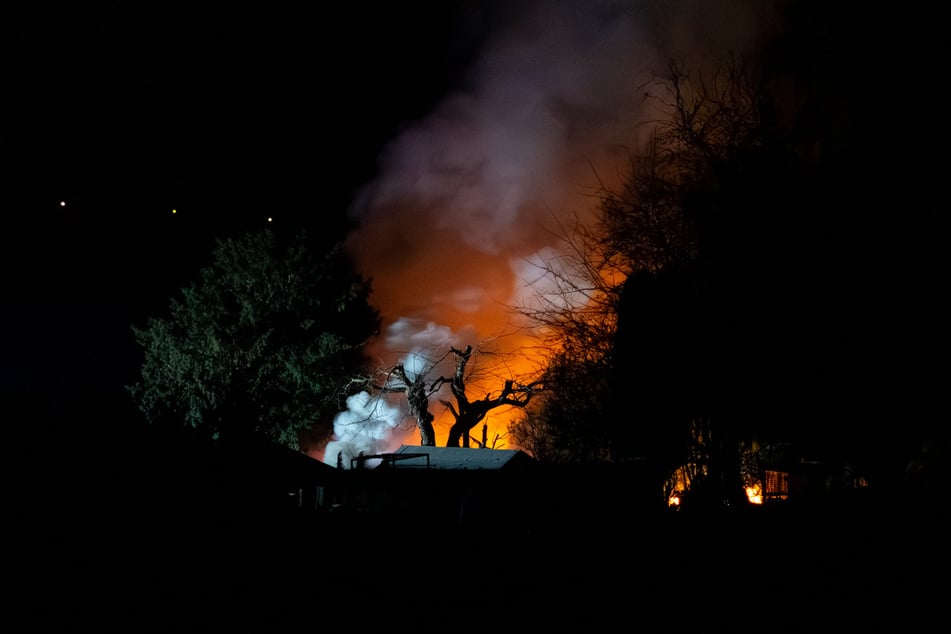 Das Feuer erhellte in der Nacht zu Donnerstag den Himmel über der Kleingartenanlage in Döbeln.