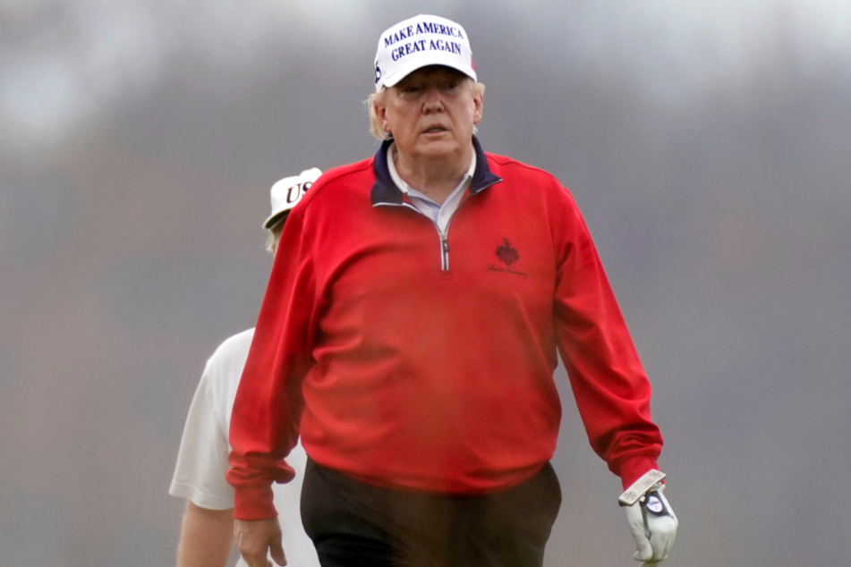 Donald Trump (74), amtierender Präsident der USA, spielt Golf im Trump National Golf Club in Sterling.