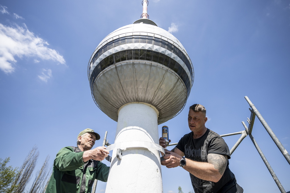 Johannes Dengis (49, l.,) und André Döhn (46) montieren Teile am Fernsehturm.