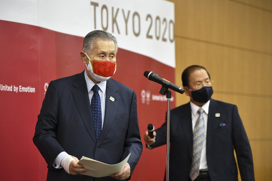 Toshiro Muto (l.), Generaldirektor des Organisationskomitees für die Olympischen Spiele in Tokio, und Yoshiro Mori, Präsident des Tokioter Organisationskomitees der Olympischen Spiele bei einer Sitzung der Olympia-Organisatoren zur Verteilung der Zusatzkosten für die Verschiebung der Sommerspiele.