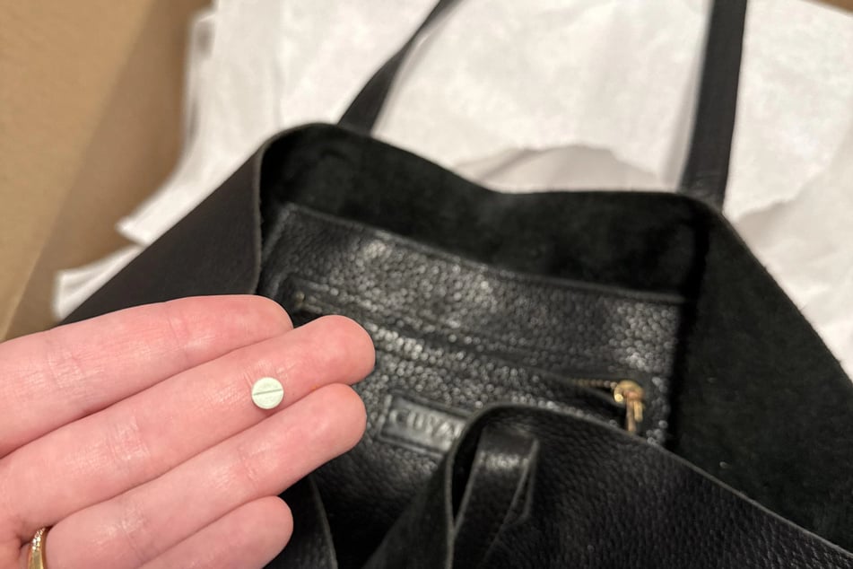 Eine andere Dame machte einen ähnlichen Fund in ihrer gekauften Tasche.