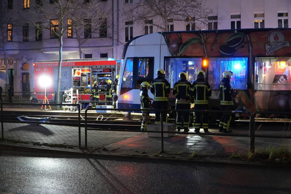 Eine Straßenbahn wurde angehoben.
