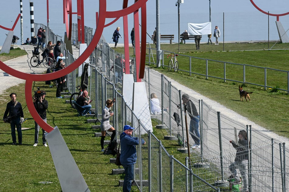 Dutzende Menschen treffen sich an der Deutsch-Schweizer Grenze zwischen Konstanz und Kreuzlingen.
