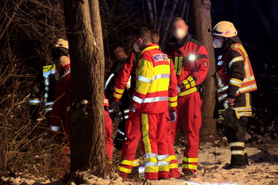 Eine der beiden Personen wurde von den Feuerwehrleuten mithilfe einer Schleifkorbtrage den Abhang hinaufgebracht, der an den See in Langenfeld grenzte.
