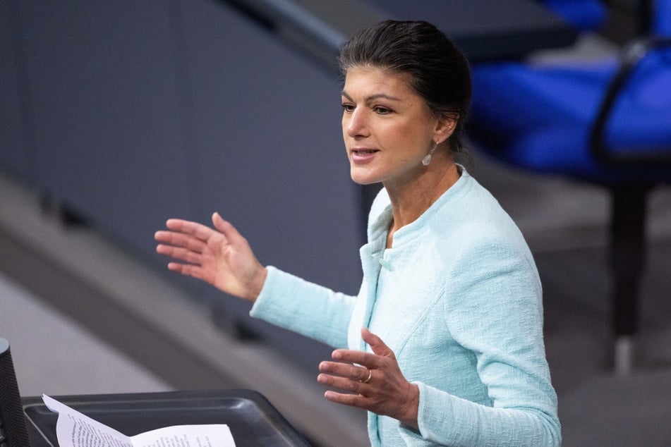 BSW-Chefin Sahra Wagenknecht (55) hält CDU-Chef Friedrich Merz für eine "Gefahr für unser Land".