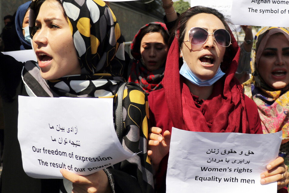 Bei einer Demonstration für Frauenrechte in der afghanischen Hauptstadt Kabul ist es zu Zusammenstößen gekommen.