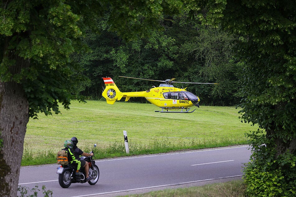 Ein Hubschrauber landete an der Unfallstelle.