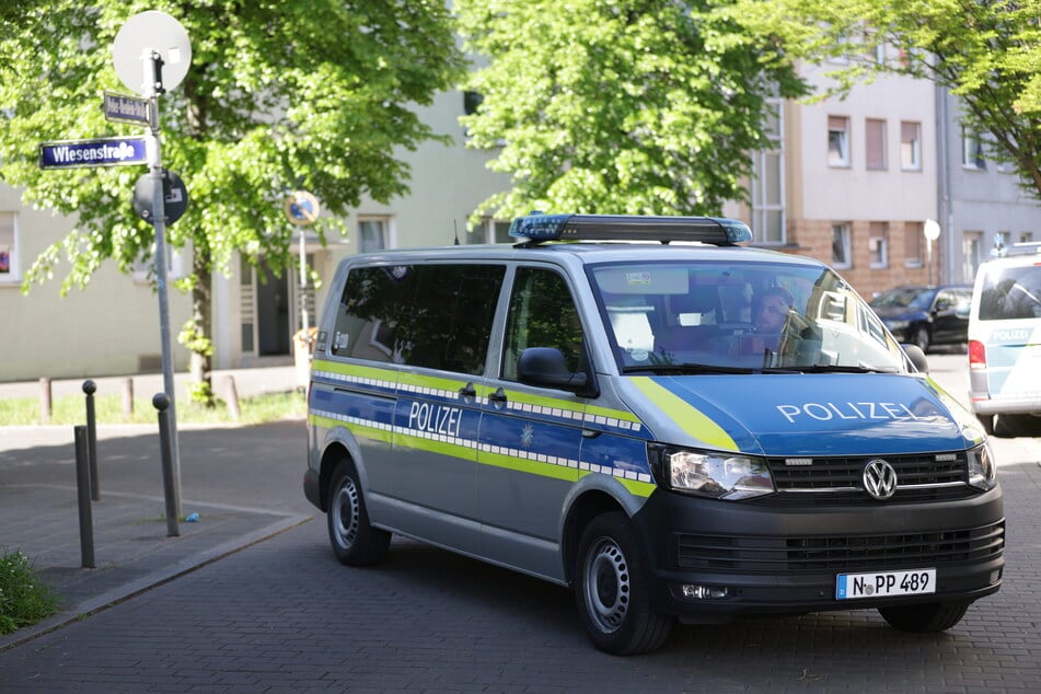 Ein Polizeiauto steht am Tatort an der Wiesenstraße in Nürnberg.