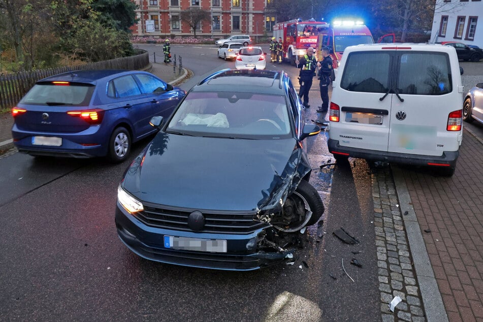 Unfall in Lichtenstein: Passat rutscht aus Kurve, kracht in Transporter