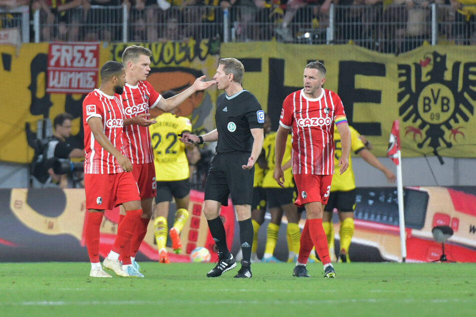 Die Freiburger Spieler diskutierten direkt nach dem Treffer mit dem Schiedsrichter.
