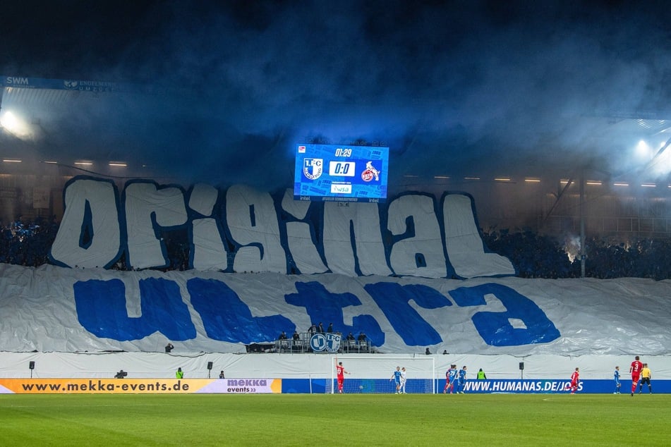 Die Magdeburger Fans hatten sich wieder einmal etwas Gewaltiges einfallen lassen. Die Stimmung im Stadion war trotz der enormen Heim-Flaute großartig.