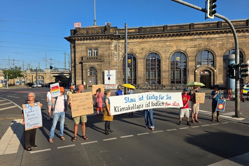 Dieses Mal gab es keine Hupkonzerte. Ein Radfahrer war mit der Demo jedoch nicht einverstanden.