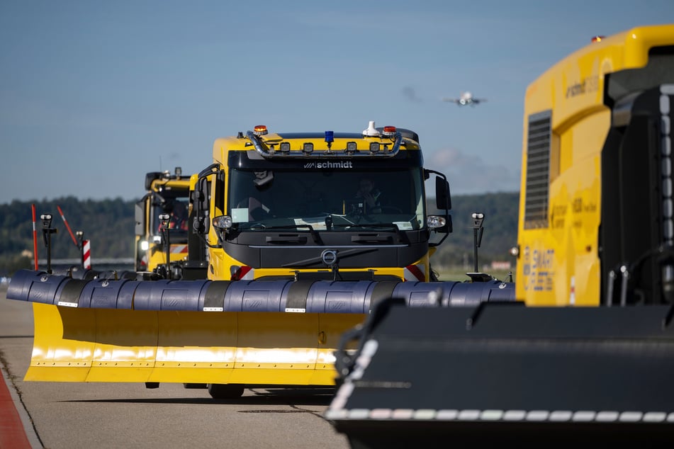In die Fahrzeuge werden große Hoffnungen gesetzt. Da sie autonom fahren, könnten sie zu jeder Tageszeit arbeiten - und das bei jedem Wetter. Aktuell werden sie aber nur im Sommer getestet - und das mit einem Fahrer am Steuer.