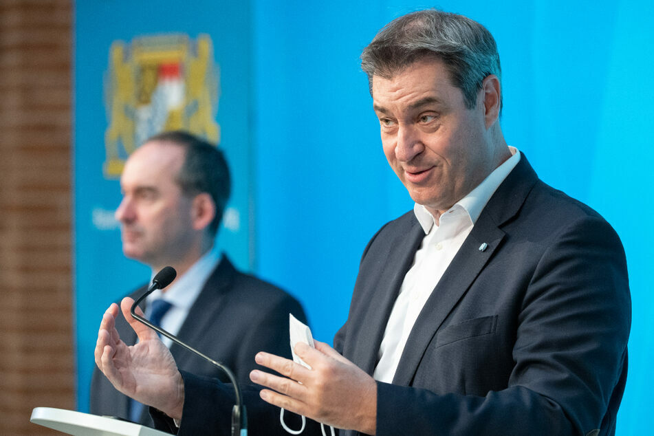 CSU-Chef Markus Söder (r.) zeigte sich glücklich darüber, dass sein Stellvertreter Hubert Aiwanger (l.) nun auch geimpft ist. (Archiv)