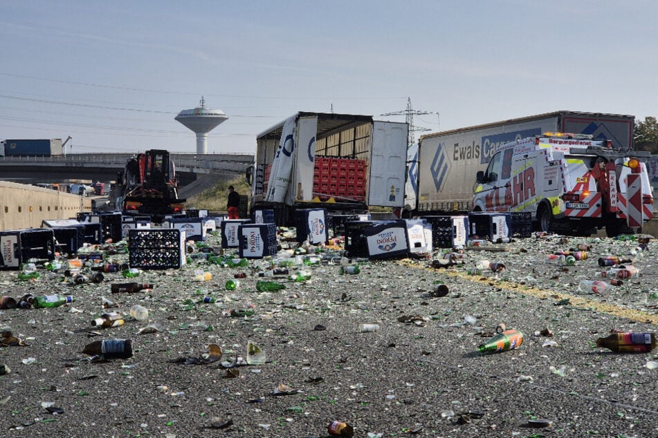 Hauptsächlich Flaschen der Marke Peroni hatten sich auf der A1 verteilt.