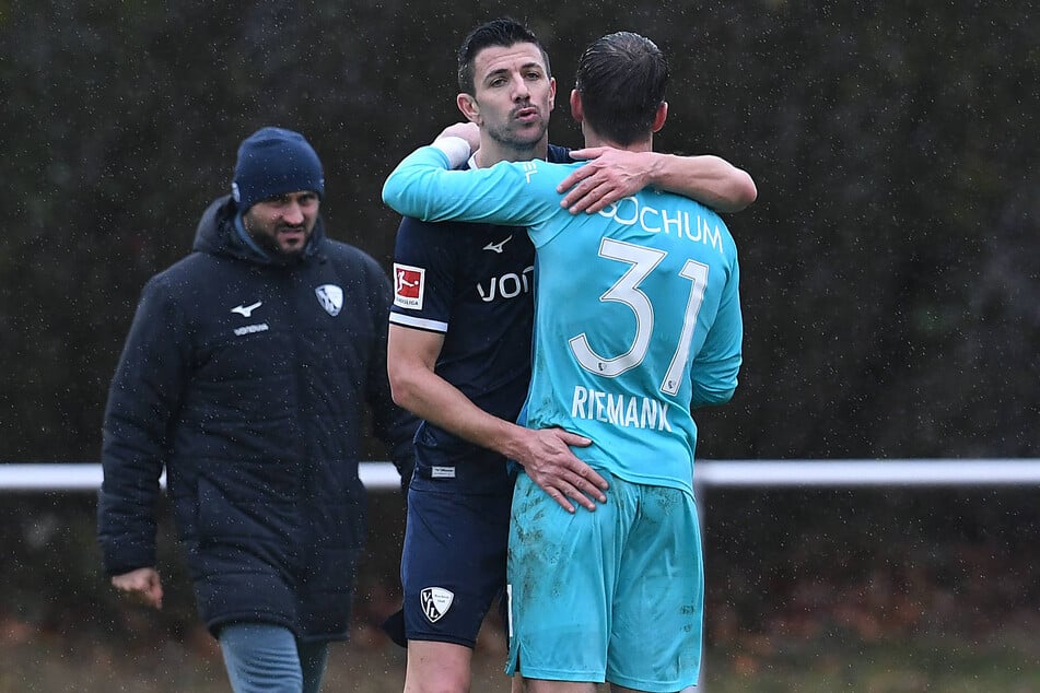 Riemann Anfang Januar bei einem Testspiel mit dem VfL Bochum. Vor allem Kapitän Anthony Losilla (38, M.) fand nach seinem Abschied emotionale Worte.