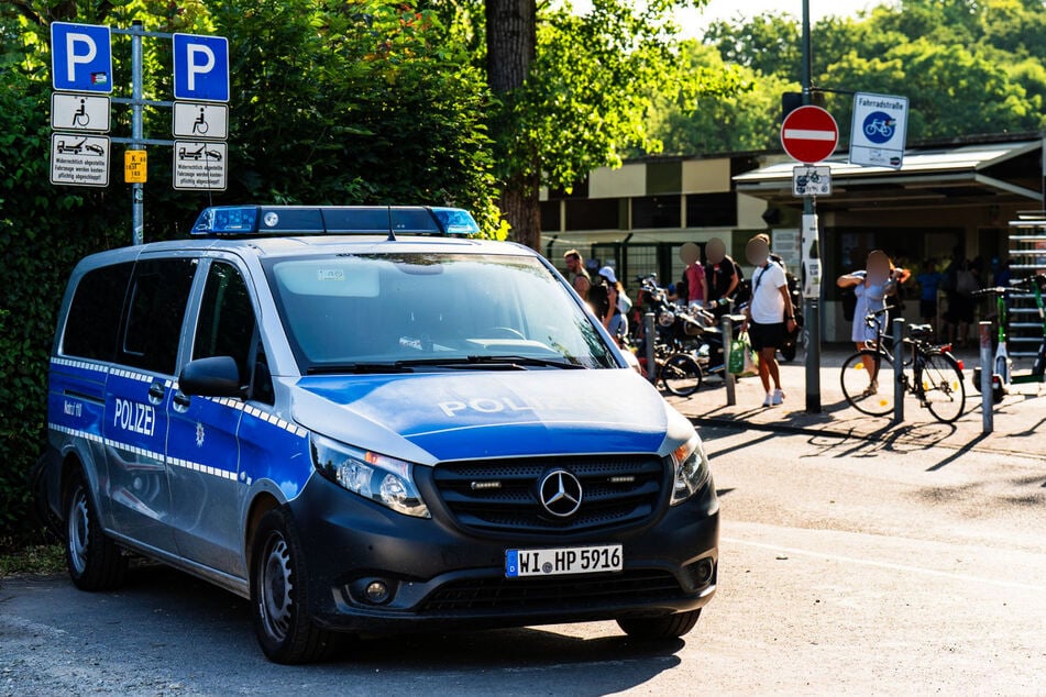 Die Einsatzkräfte waren gegen 18 Uhr alarmiert und zum Brentanobad gerufen worden.