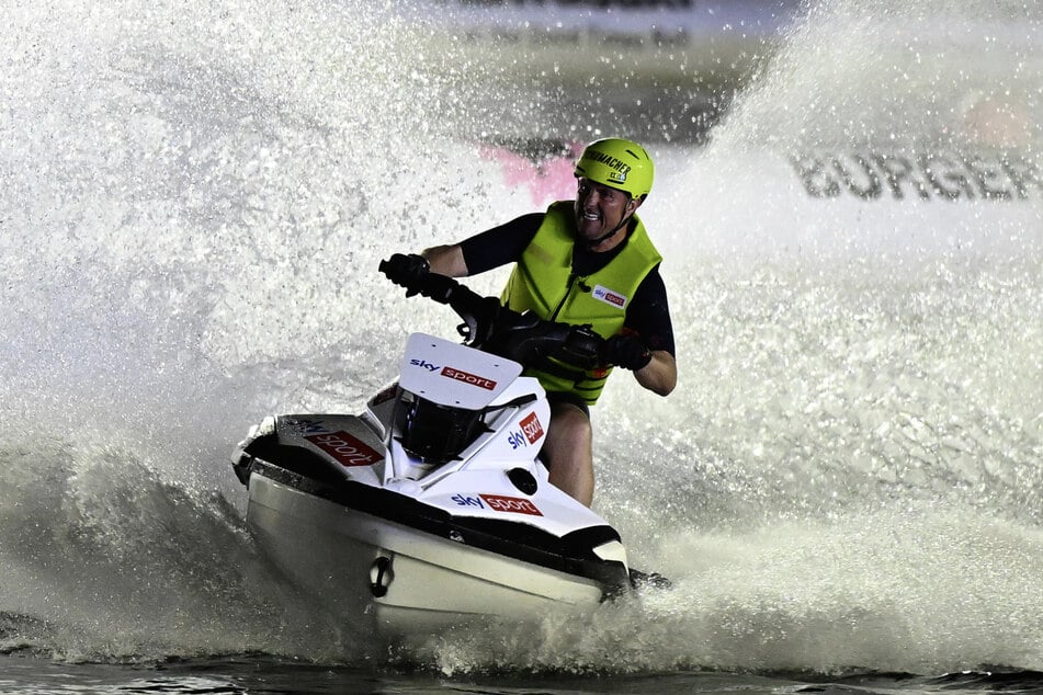 Vor seiner Schulterverletzung hat Ex-Formel-1-Pilot Ralf Schumacher (51, l.) auf dem Jetski eine gute Figur abgegeben.