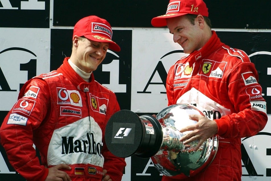 Noch eine Trophäe: Zwischen 2000 und 2005 waren Michael Schumacher (55) und Rubens Barrichello (52) Teamkollegen bei Ferrari in der Formel 1 - und fuhren der Konkurrenz ein ums andere Mal davon. (Archivbild)