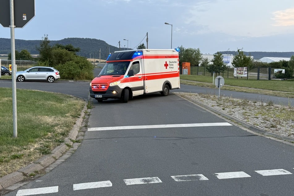 Die Rettungskräfte waren vor Ort und kümmerten sich um den verletzten Radfahrer.