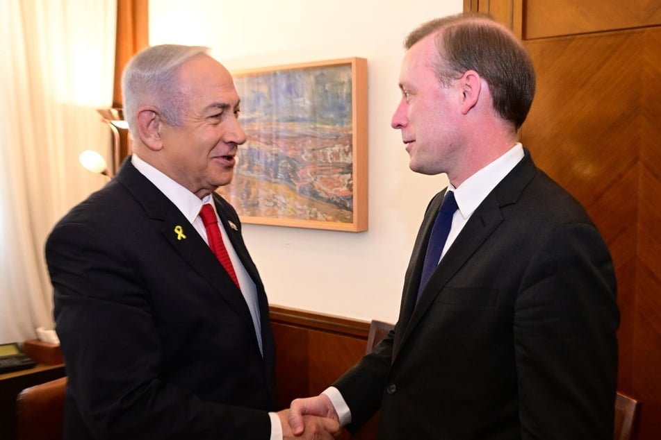 Der israelische Ministerpräsident Benjamin Netanjahu (l) trifft Jake Sullivan, Nationaler Sicherheitsberater von US-Präsident Biden.