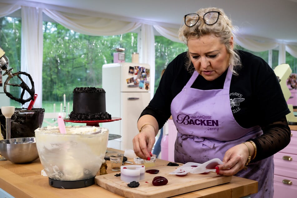Jenny (48) verpatzt direkt in der ersten Runde von "Das große Backen".