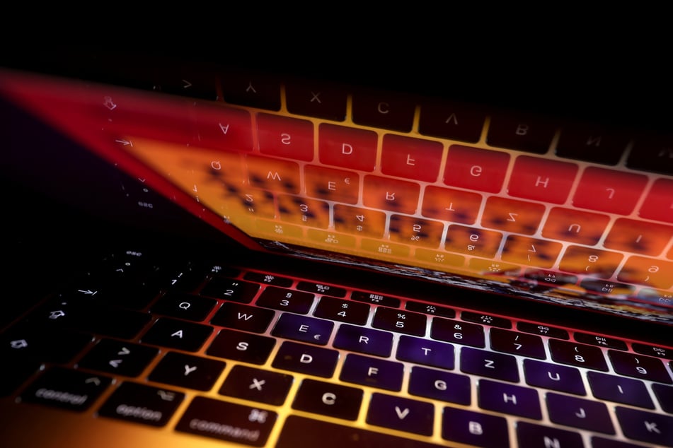 Auf einem Linienflug nach Los Angeles soll der 61-Jährige auf seinem Laptop Nachrichten von Pädophilen durchgelesen haben. (Symbolfoto)