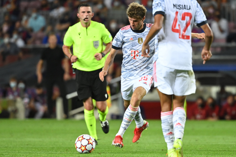 Thomas Müller zieht ab und trifft zur 1:0-Führung für die Bayern.