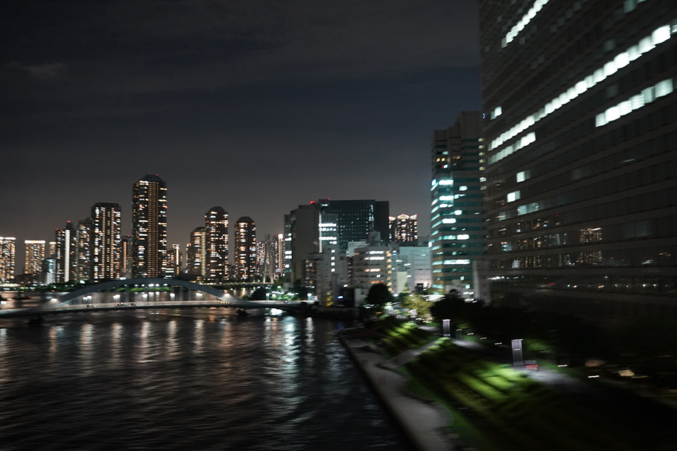 Blick auf Hochhäuser im Stadtzentrum von Tokio. Hier herrscht Corona-Notstand, die Bürger sollen zu Hause bleiben.