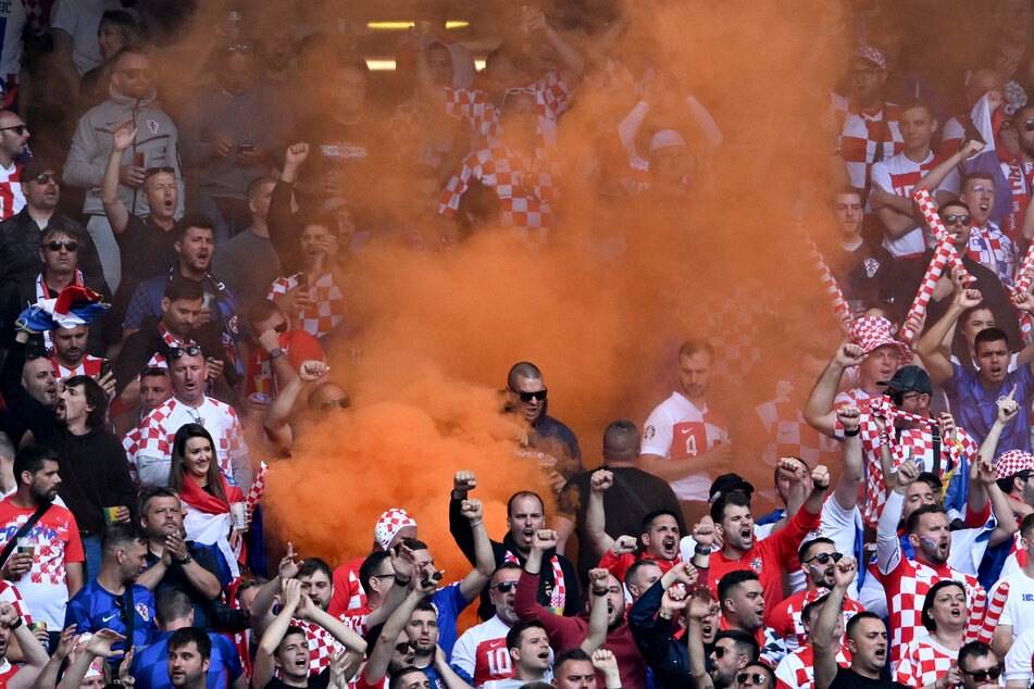 Die Fans der kroatischen und der albanischen Nationalmannschaften haben beim Spiel in Hamburg mit geschmacklosen Gesängen für Aufsehen gesorgt.