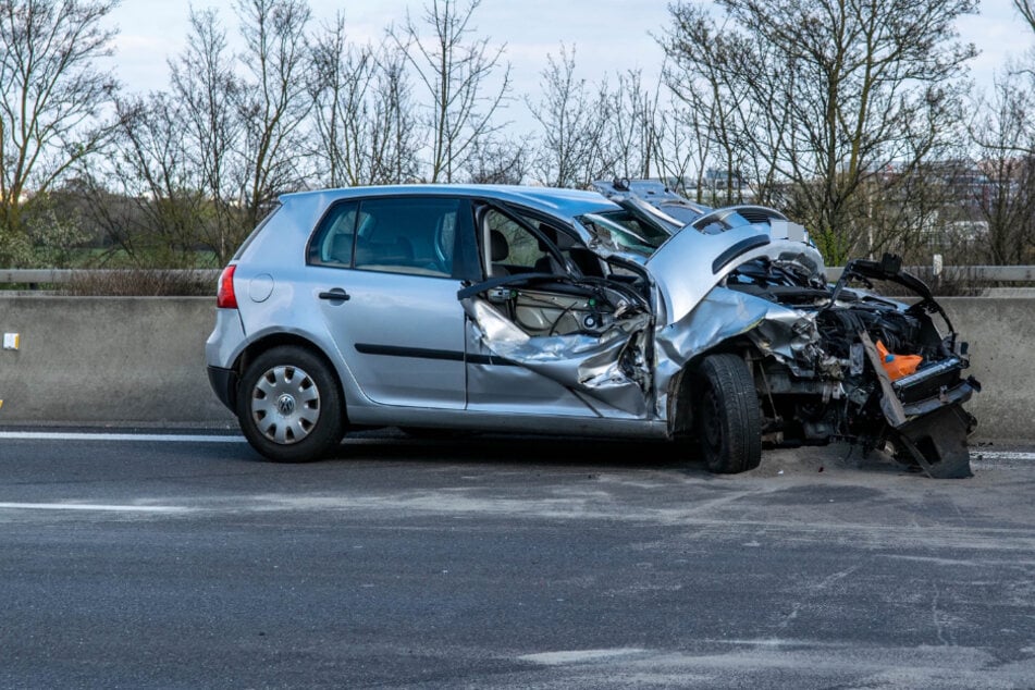 Auto fährt auf Lkw: Ein Mensch verletzt