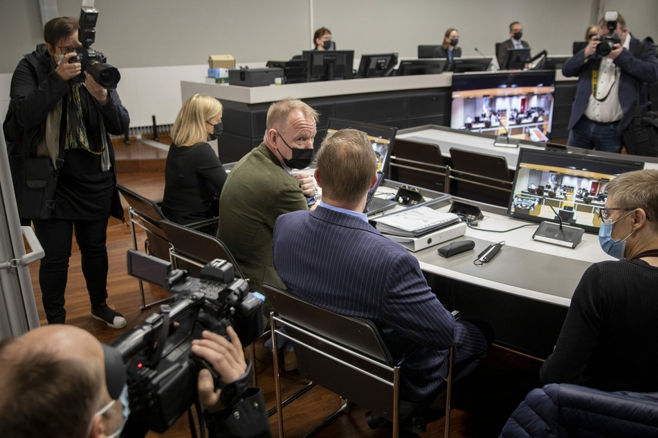 Der Angeklagte (2.v.r), ein dänischer Mann, bei dem Prozessauftakt am 24. Mai im finnischen Turku.