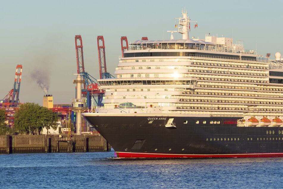Königlicher Besuch im Hamburger Hafen: "Queen Anne" geht auf Weltreise